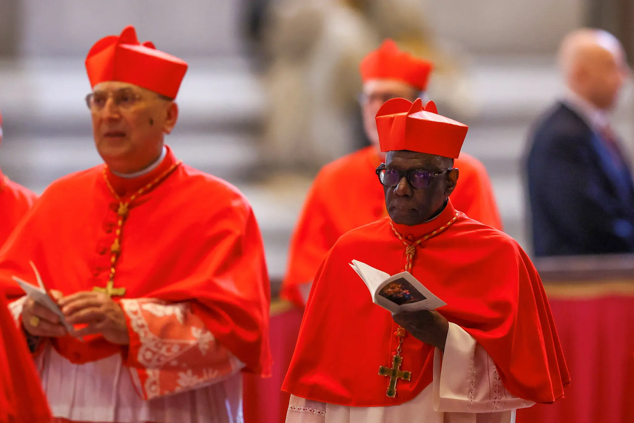 Кардинал Роберт Сара (праворуч) був критиком понтифікату Франциска.